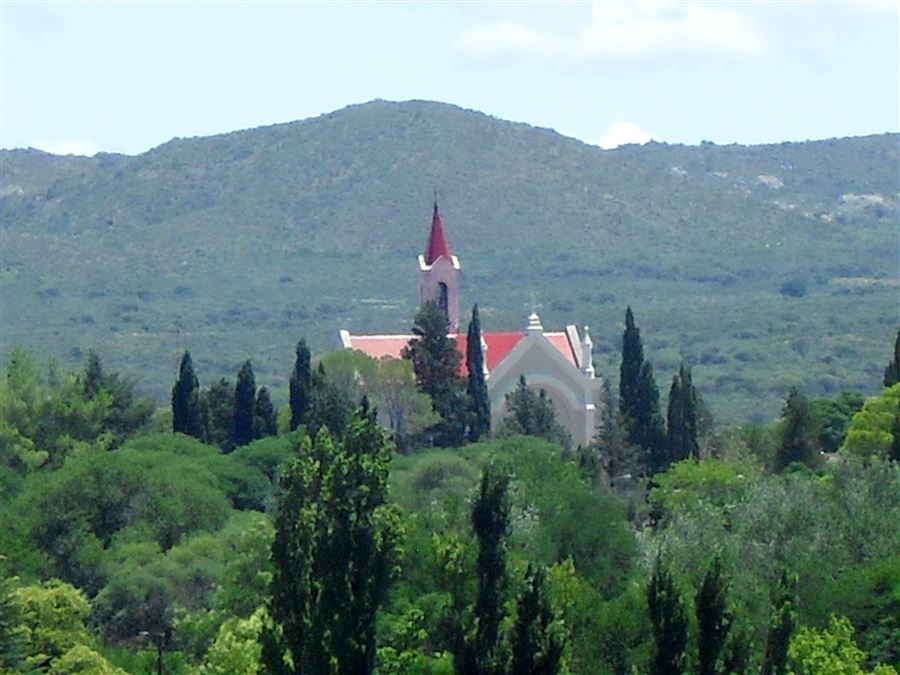 Iglesia de Nono vista desde la planta alta de la casa familiar. | Arco Iris Cabañas - Nono - Traslasierra