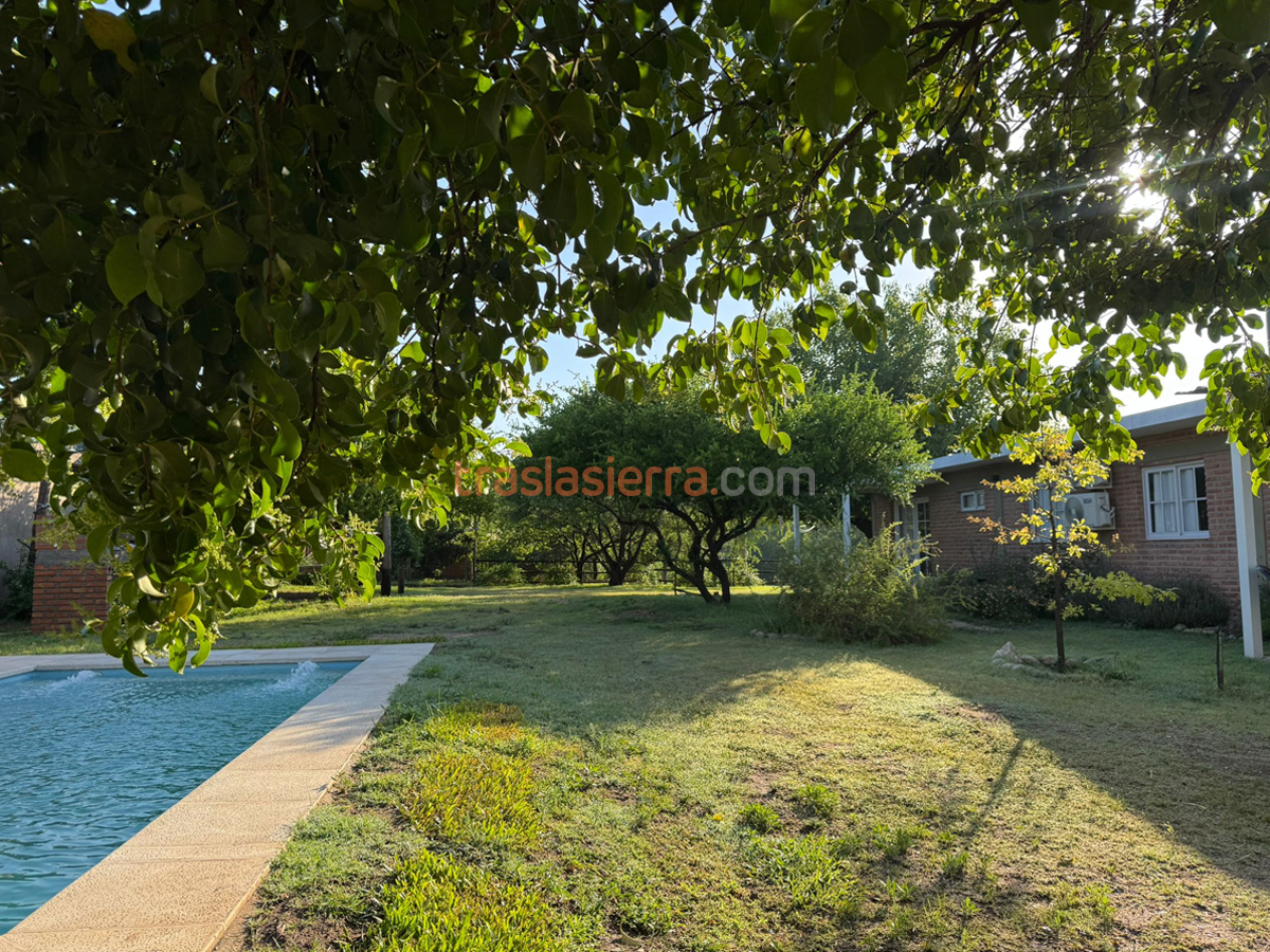 Piscina predio parquizado | La Mora cabañas - Mina Clavero - Traslasierra Piscina predio parquizado | La Mora cabañas - Mina Clavero - Traslasierra
