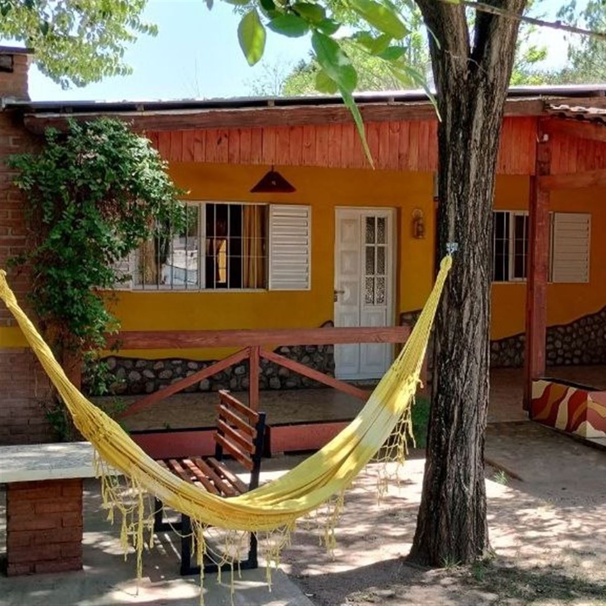 Frente de la cabaña amarilla para 6 personas | Cabañas El Tacu - Nono - Traslasierra
