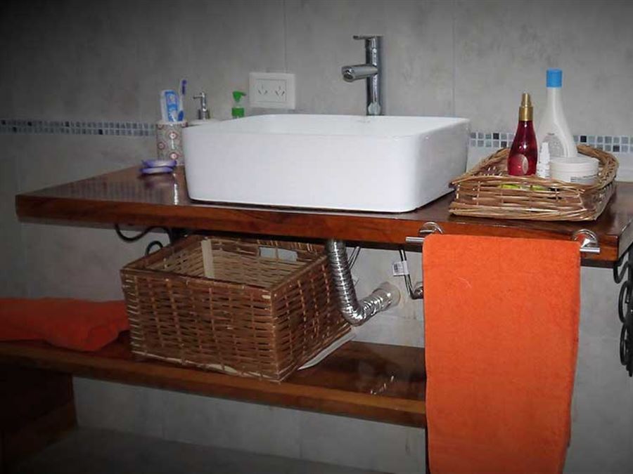 Baño: Bacha para aseo en madera con espejo amplio | Aires de la Quebrada Cabaña - Villa de Las Rosas - Traslasierra Baño: Bacha para aseo en madera con espejo amplio | Aires de la Quebrada Cabaña - Villa de Las Rosas - Traslasierra