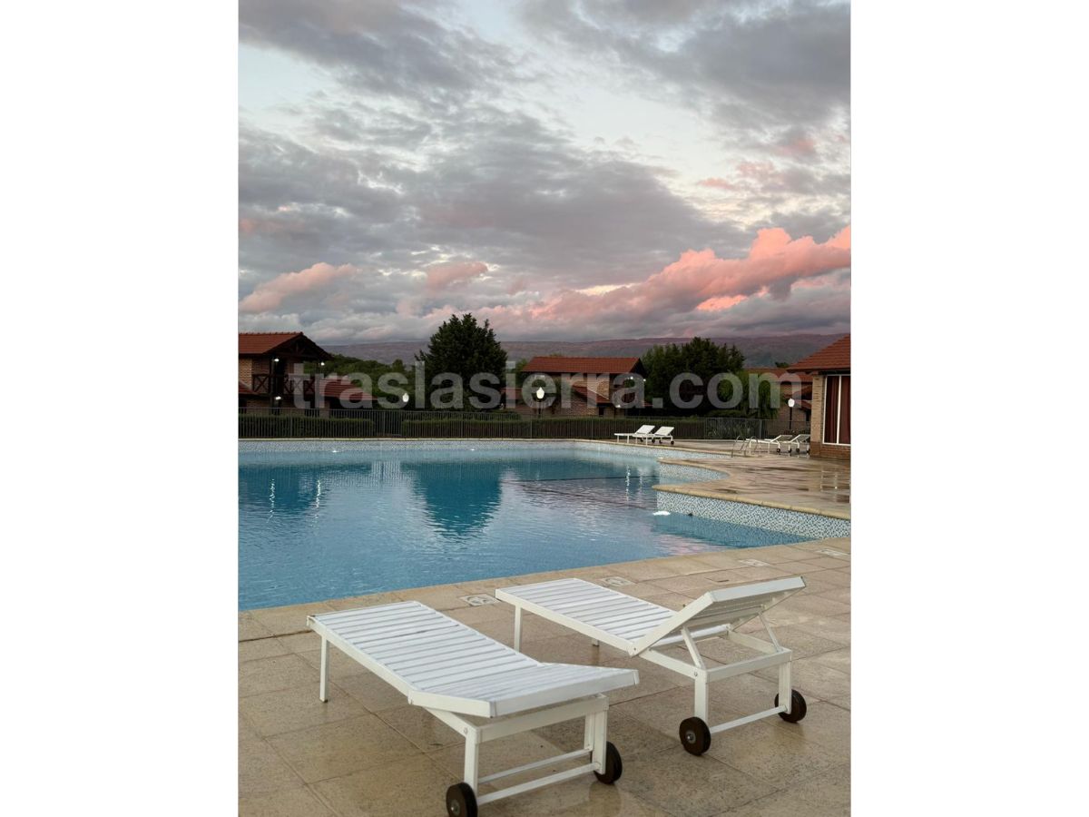 Amplia piscina cercada con solárium | Costa Alta Cabañas - Mina Clavero - Traslasierra Amplia piscina cercada con solárium | Costa Alta Cabañas - Mina Clavero - Traslasierra