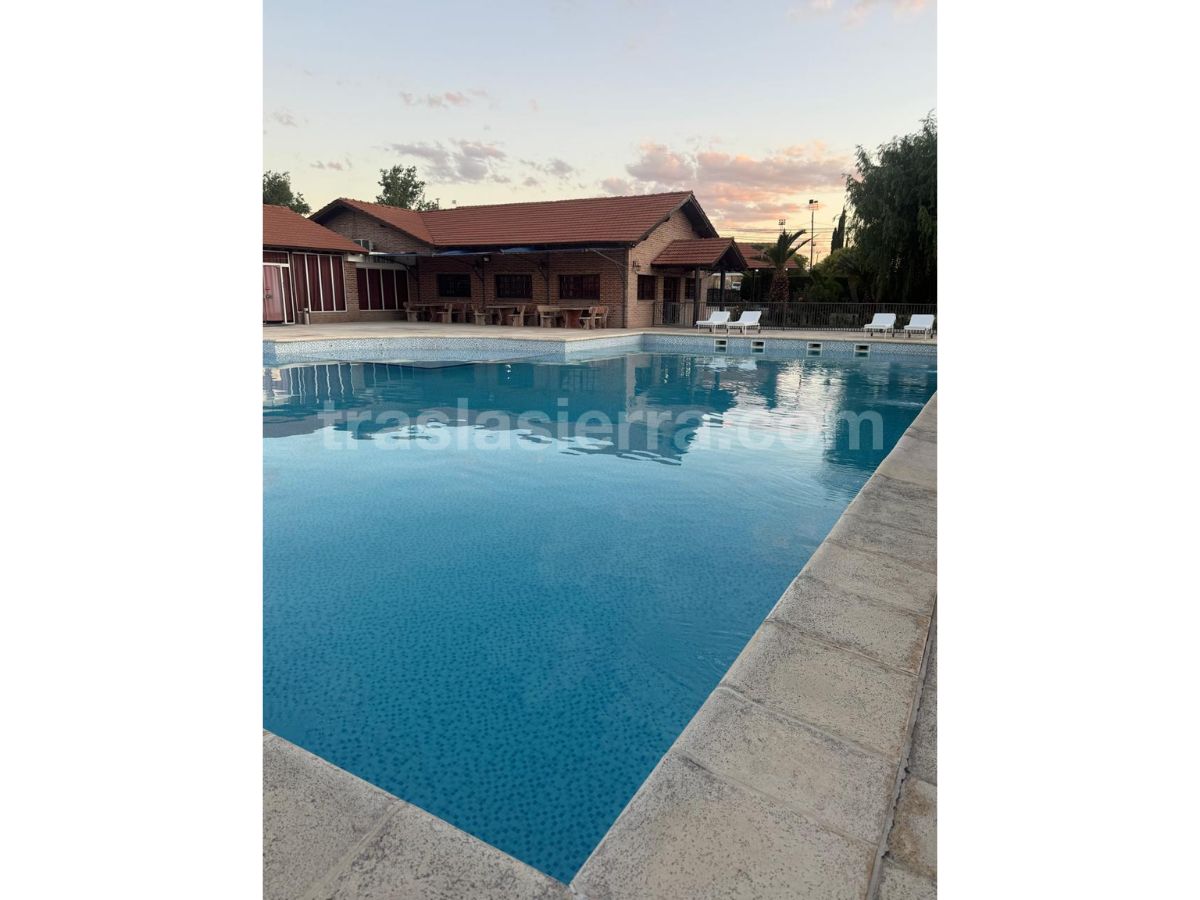 Amplia piscina cercada con solárium | Costa Alta Cabañas - Mina Clavero - Traslasierra Amplia piscina cercada con solárium | Costa Alta Cabañas - Mina Clavero - Traslasierra