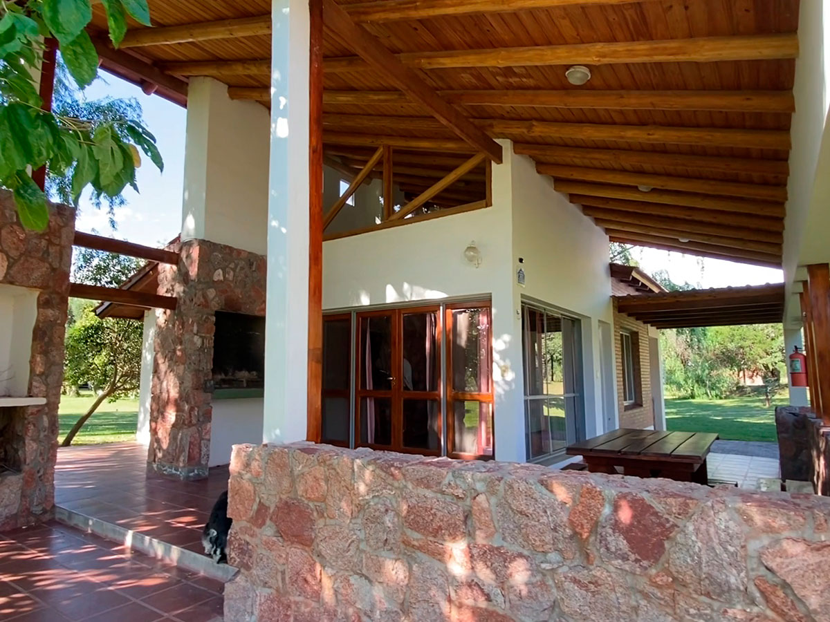 Galería cabaña de 2 dormitorios | Barrancas de la Villa Cabañas - Villa Cura Brochero - Traslasierra