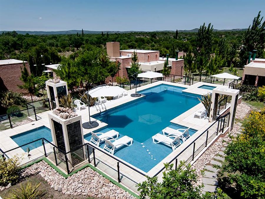 Vista panoramica de la piscina del complejo. Cada casa tiene acceso individual a la misma. | Quinta Montaña Complejo de Casas - Mina Clavero - Traslasierra
