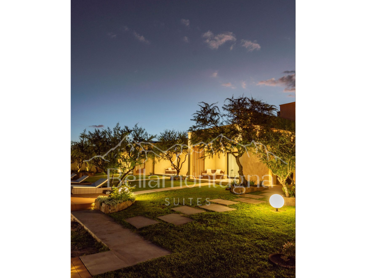 Predio iluminado y parquizado | Bellamontagna Suites - Mina Clavero - Traslasierra