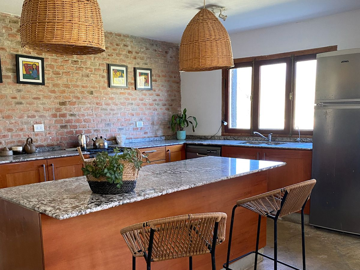 Cocina con isla | La Casa de Las Brujas - Villa de Las Rosas - Traslasierra Cocina con isla | La Casa de Las Brujas - Villa de Las Rosas - Traslasierra