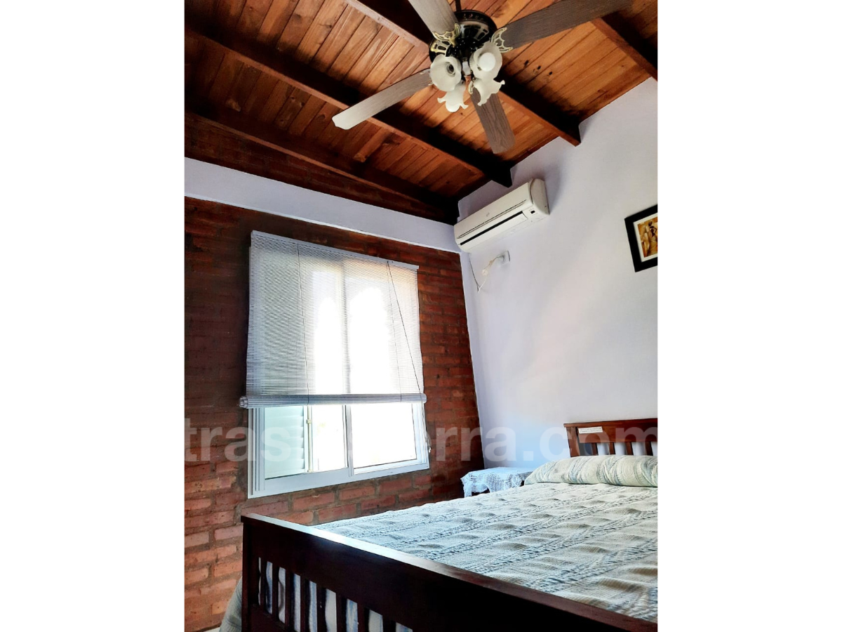 Dormitorio con ventilador de techo y aire | Ángel Piedra Bola Cabañas - Mina Clavero - Traslasierra