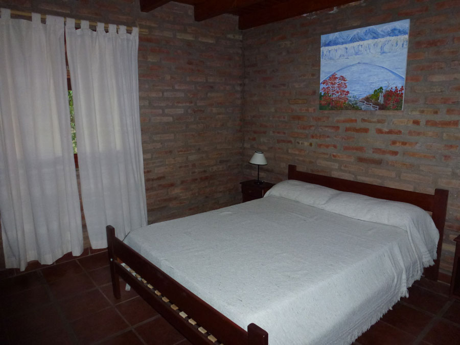 Habitación matrimonial cabaña de 2 dormitorios | Balcón de Luna Cabañas - Mina Clavero - Traslasierra Habitación matrimonial cabaña de 2 dormitorios | Balcón de Luna Cabañas - Mina Clavero - Traslasierra