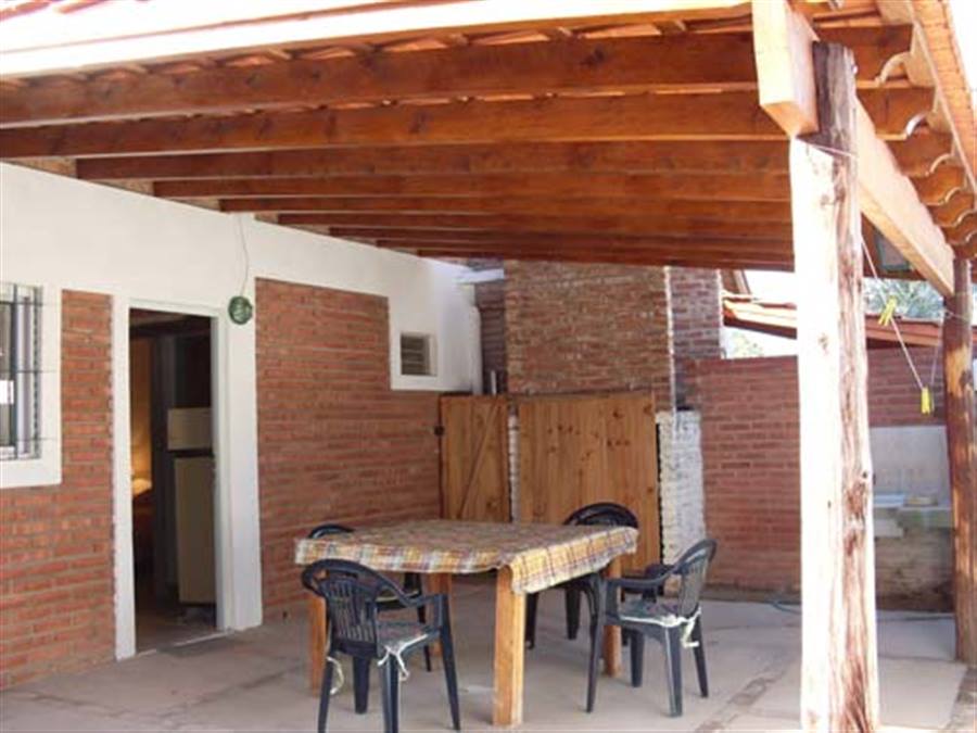 Quincho con mesas y sillas | Las Chanitas Casas - Mina Clavero - Traslasierra