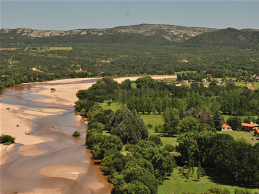Vista aérea del río Los Sauces altura complejo | Pinar de los Ríos Complejo de Cabañas - Mina Clavero - Traslasierra