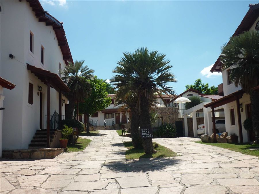 Nuestro complejo posee patios internos | Altos del Sol Cabañas - Villa Cura Brochero - Traslasierra