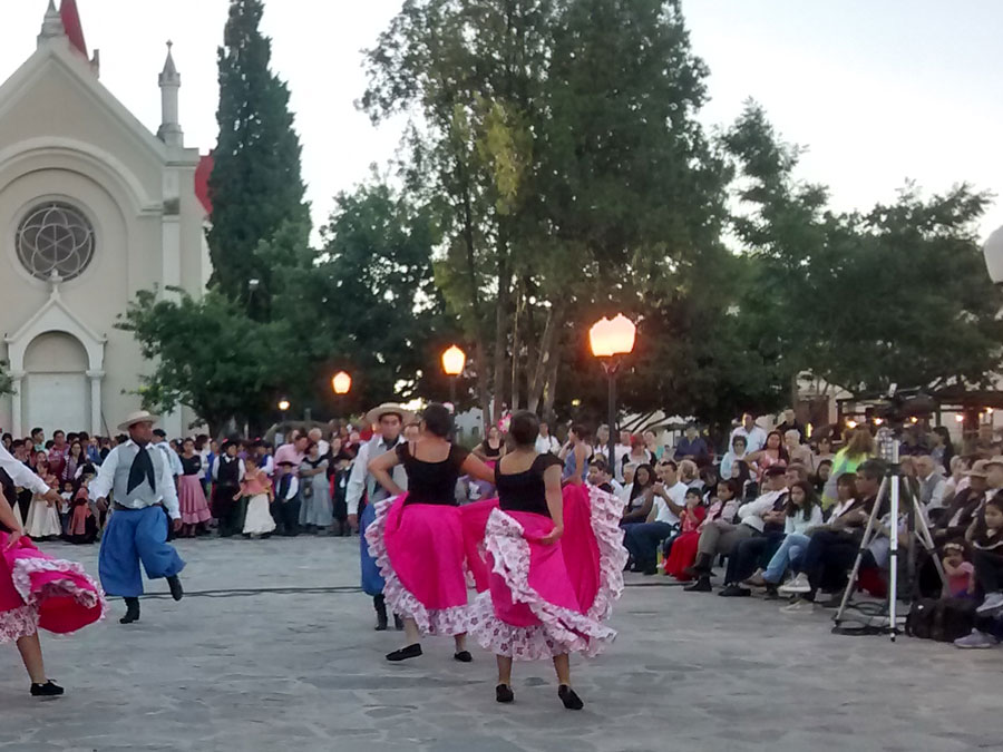 Bailes tradicionales en el centro de la plaza | Fiesta de la Tradión - Nono - Valle de Traslasierra