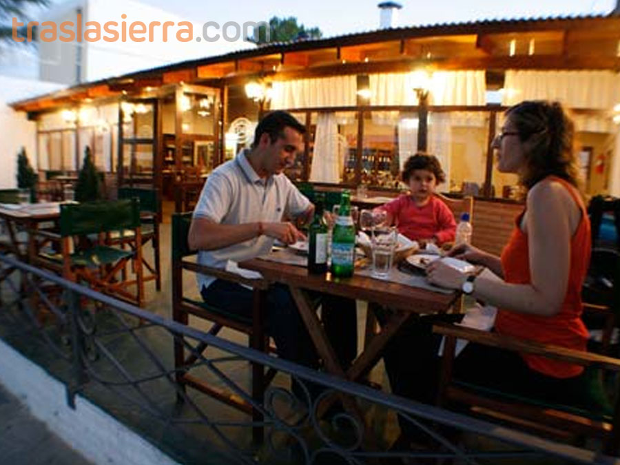 Mesas en la terraza | Belgrano 1340 Mina Clavero - Traslasierra