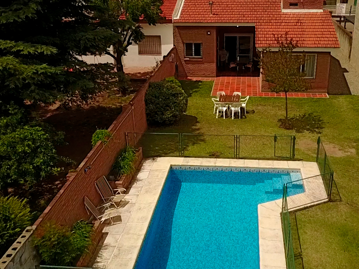 Parque cercado con piscina perimetrada | Familia Calamari Casa - Mina Clavero - Traslasierra