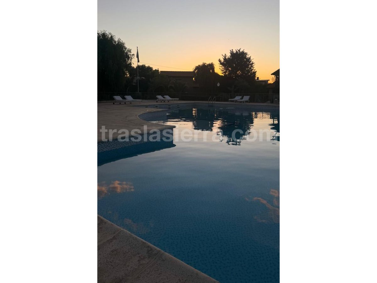 Amplia piscina cercada con solárium | Costa Alta Cabañas - Mina Clavero - Traslasierra Amplia piscina cercada con solárium | Costa Alta Cabañas - Mina Clavero - Traslasierra