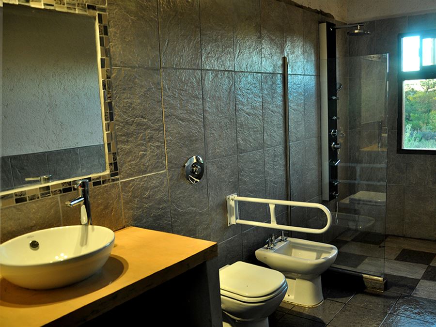 Baño adaptado para personas con capacidades diferentes | Senderos del Tao Suites Aparts de Montaña - Las Rabonas - Traslasierra