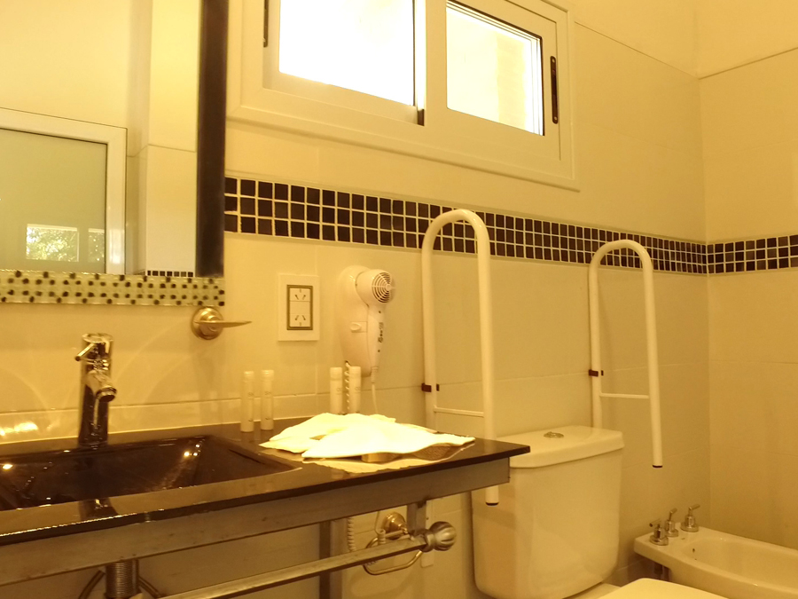 Baño completo adaptado para personas con dificultades motrices | Al Río Suites Premium - Nono - Traslasierra