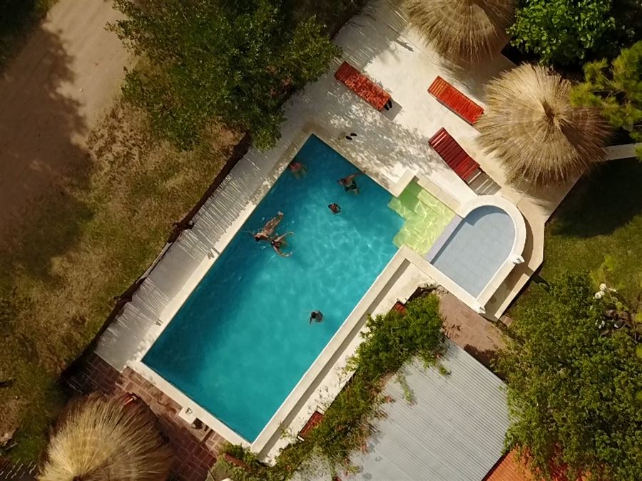 Vista de la piscina solarium | Sueños Dorados Cabañas - Arroyo de los Patos - Traslasierra