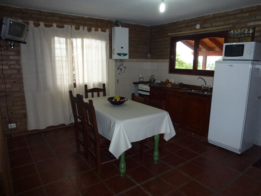 Cocina/ Comedor de cabaña de 2 dormitorios P/ 5 Personas | Balcón de Luna Cabañas - Mina Clavero - Traslasierra Cocina/ Comedor de cabaña de 2 dormitorios P/ 5 Personas | Balcón de Luna Cabañas - Mina Clavero - Traslasierra