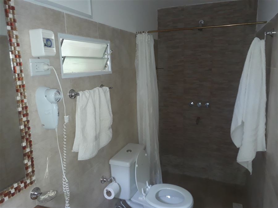 Baño en suite con dormitorio ppal | Los Zorzales Casa - Los Hornillos - Traslasierra