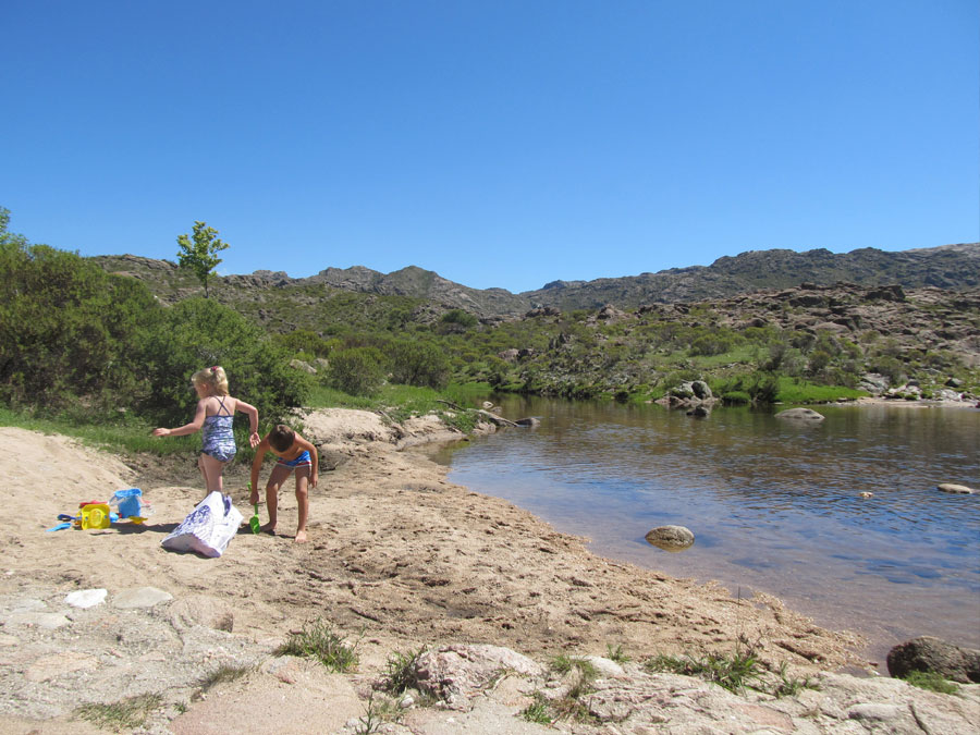 Niños en la orilla del río | De la plaza a Río Hondo Mina Clavero - Traslasierra