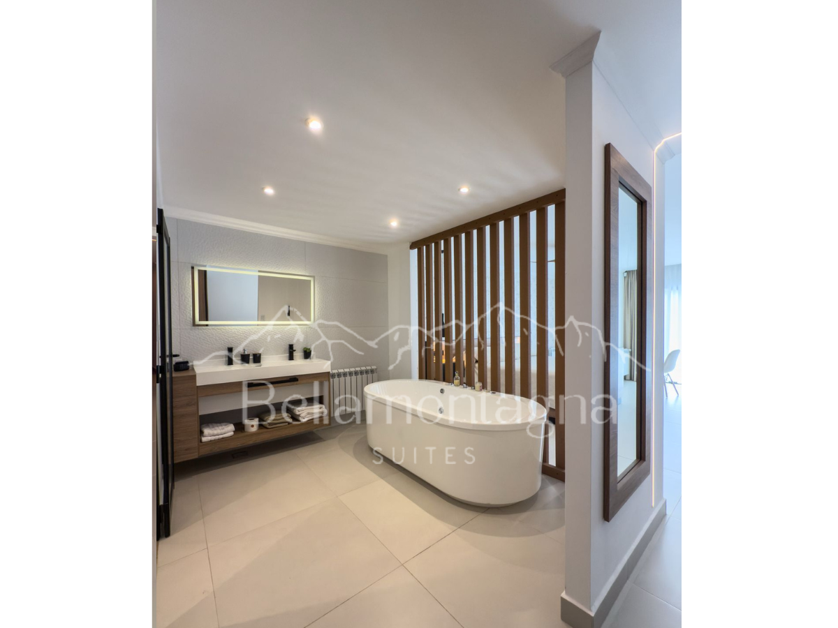 Amplio baño compartimentado | Bellamontagna Suites - Mina Clavero - Traslasierra