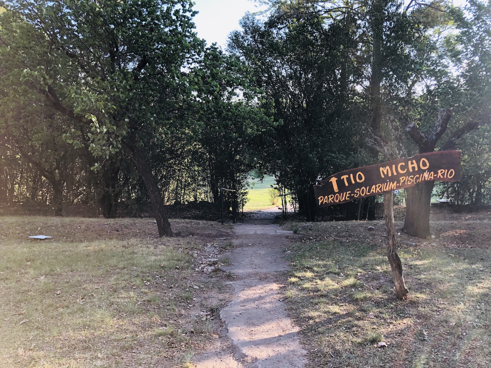 Camino a la piscina y bajada al río Chico de Nono | Hostal y Cabañas La Gloria - Nono - Traslasierra