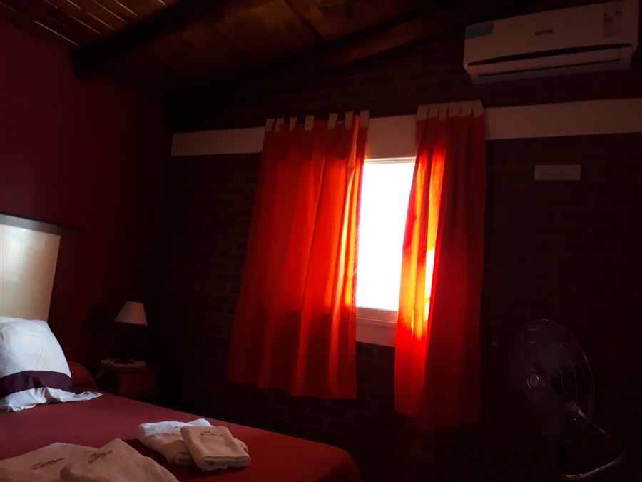 Habitación matrimonial equipada con aire acondicionado y sommiers | Solares de Nono Cabañas - Nono - Traslasierra