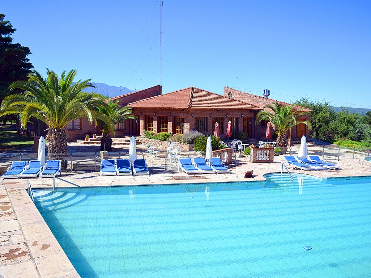 Piscina con solárium | Colina del Valle Hotel Resort - Mina Clavero - Traslasierra