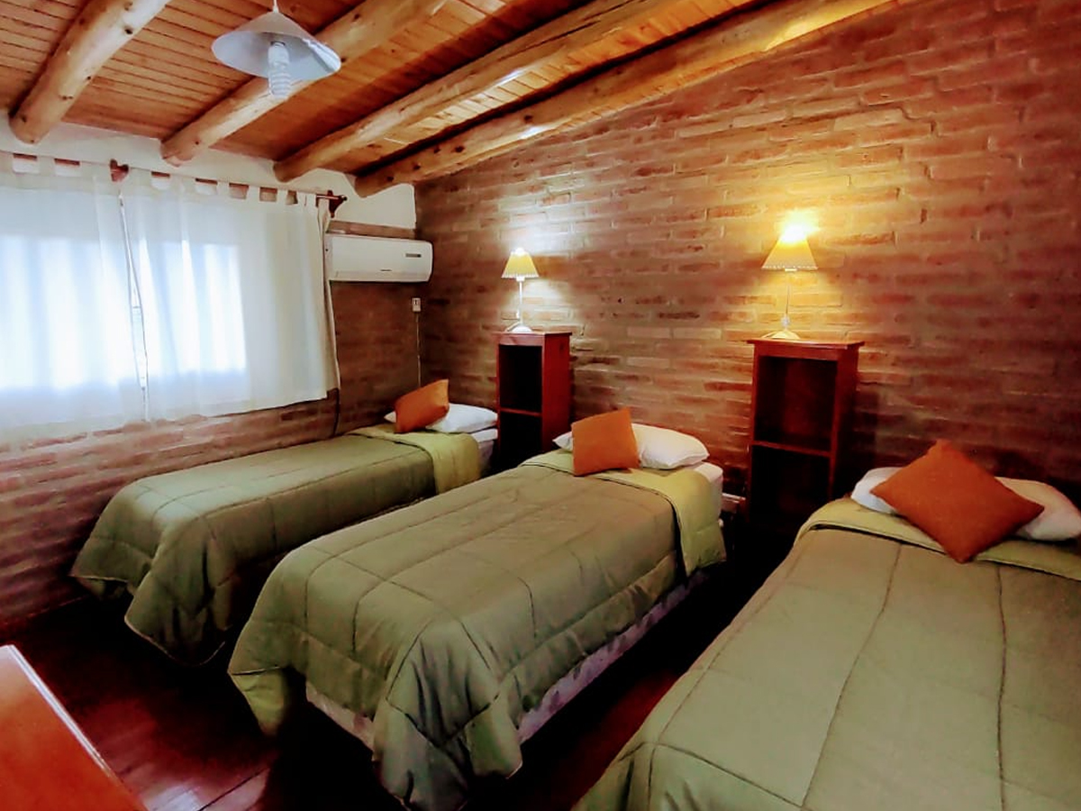 Dormitorio camas simples | Amsay Cabañas - Villa de Las Rosas - Traslasierra