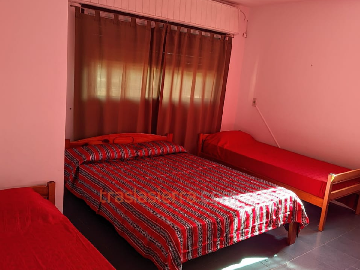 Dormitorio cama matrimonial y camas simples | Luna Vallista Departamentos - Mina Clavero - Traslasierra