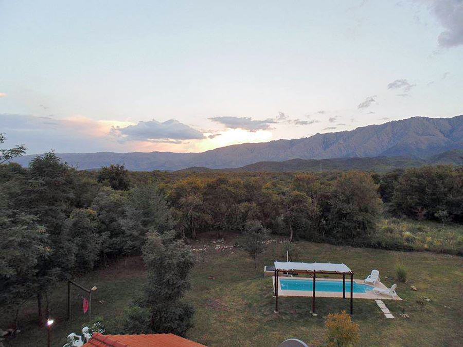 Predio y piscina, vista desde la terraza | El Retorno Cabañas - Las Rabonas - Traslasierra Predio y piscina, vista desde la terraza | El Retorno Cabañas - Las Rabonas - Traslasierra