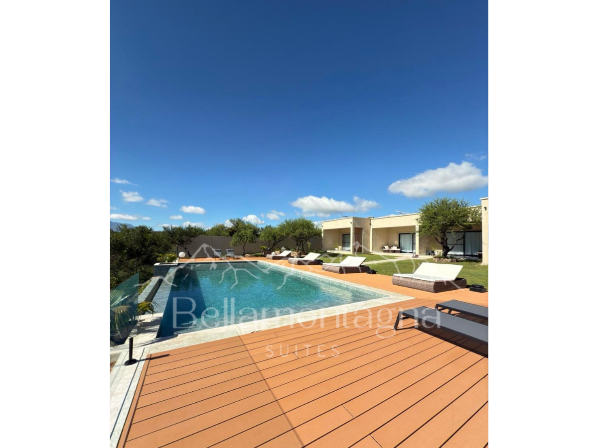Piscina con solárium | Bellamontagna Suites - Mina Clavero - Traslasierra