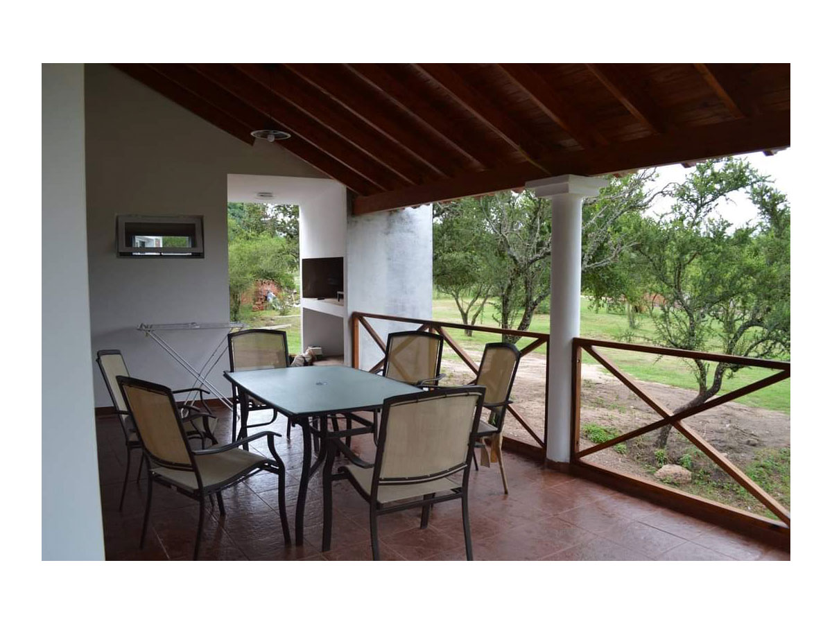 Balcón terraza con asador | La Aguadita Cabaña - San Lorenzo - Traslasierra Balcón terraza con asador | La Aguadita Cabaña - San Lorenzo - Traslasierra