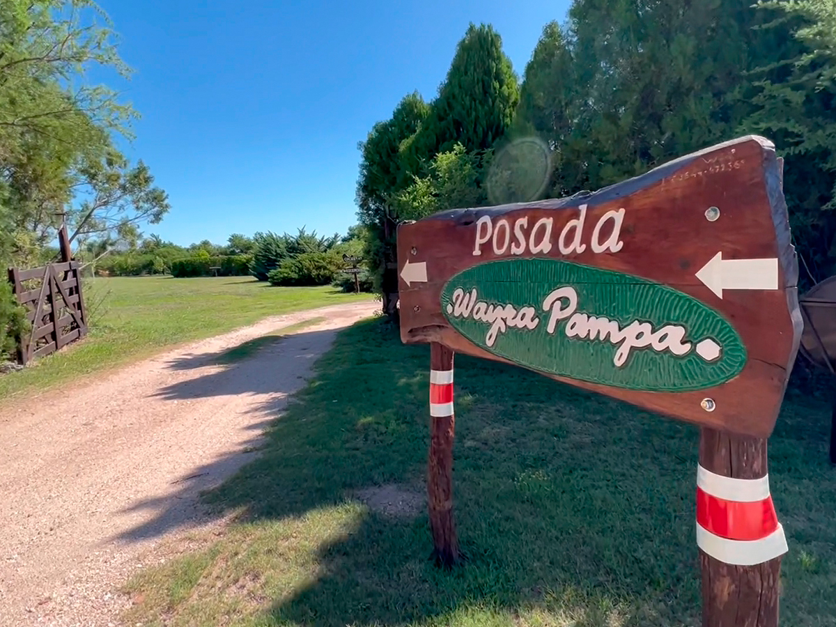 Ingreso tranquera | Wayra Pampa Posada y Apart - San Lorenzo - Traslasierra