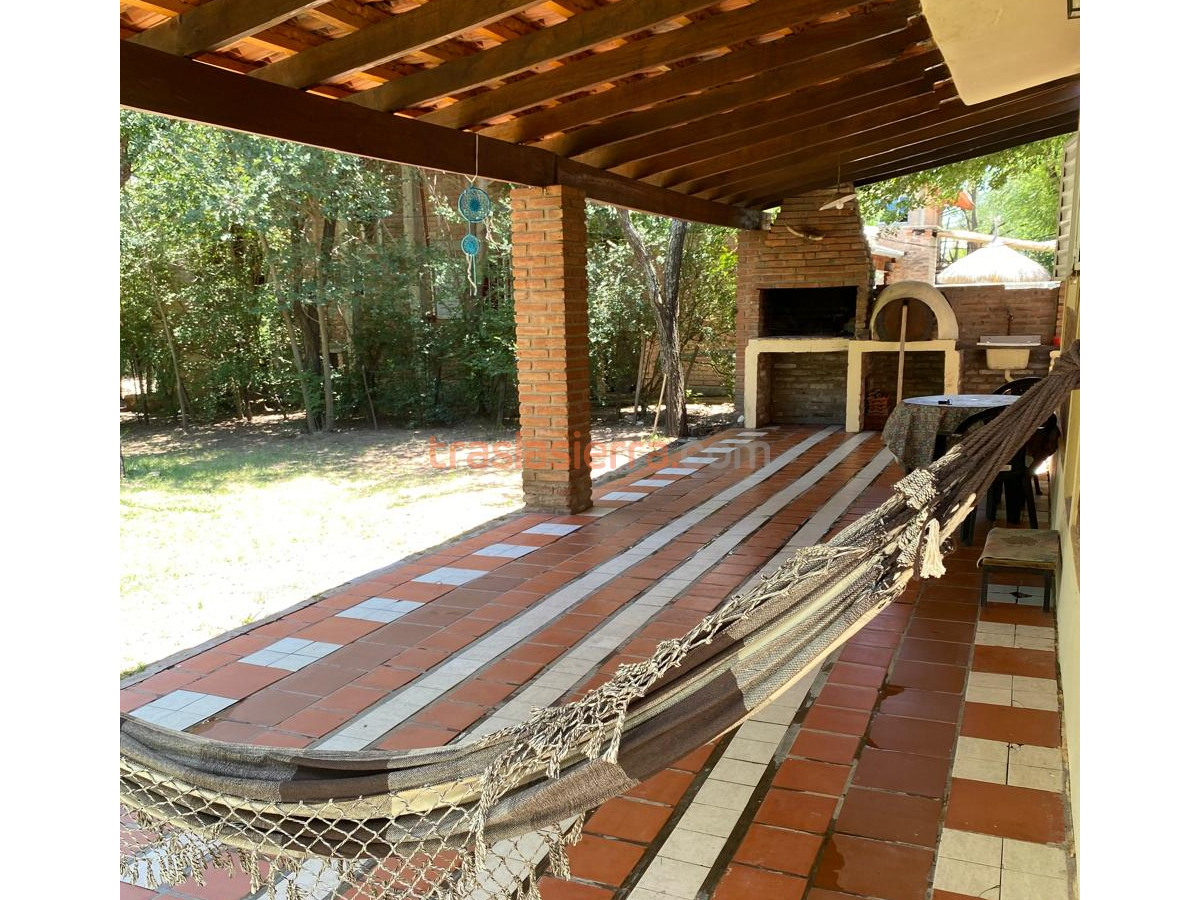 Galería con asador y horno | Cabaña Namasté - Mina Clavero - Traslasierra