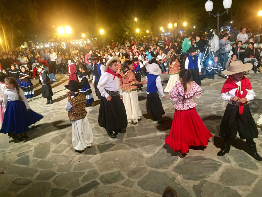 Niños bailando folklore en la plaza | Fiesta de la Tradión - Nono - Valle de Traslasierra