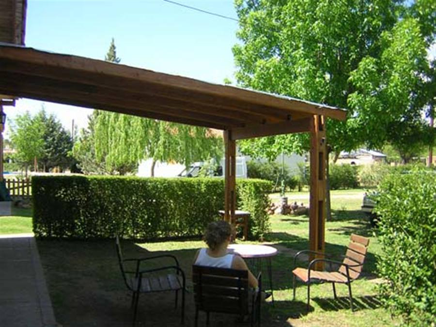 parque con mesas y sillas de las Cabañas El Tacko en Nono Traslasierra | Cabañas El Tacko - Nono