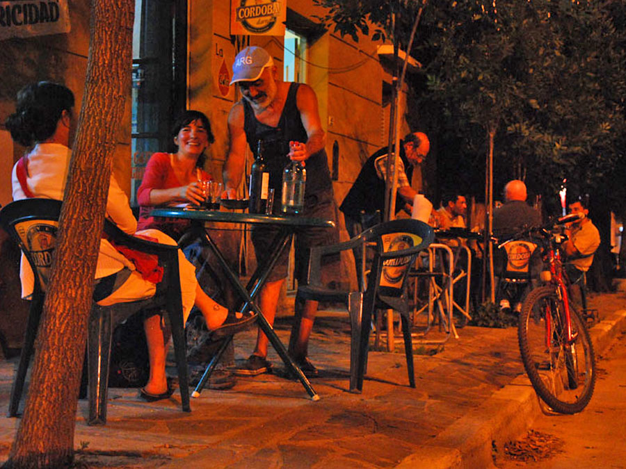 Mesas en la vereda | Parrilla La Gota de Grasa - Mina Clavero