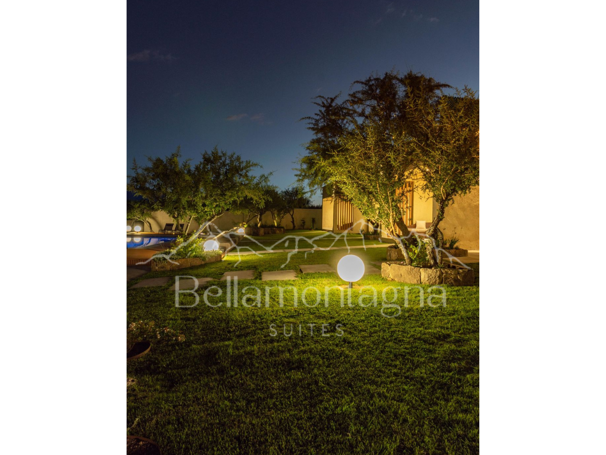 Predio iluminado y parquizado | Bellamontagna Suites - Mina Clavero - Traslasierra