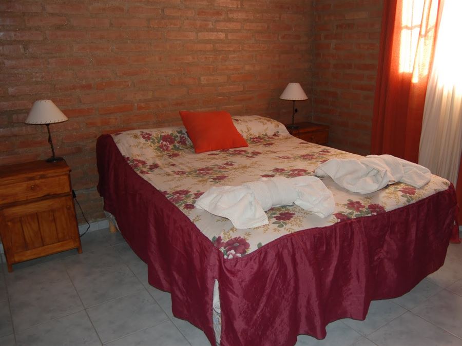 Habitación con cama doble | Altos del Algarrobo Cabañas - Villa Cura Brochero - Traslasierra