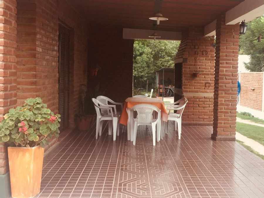 Cochera cubierta con acceso al interior | El Paraíso Casa - Mina Clavero - Traslasierra