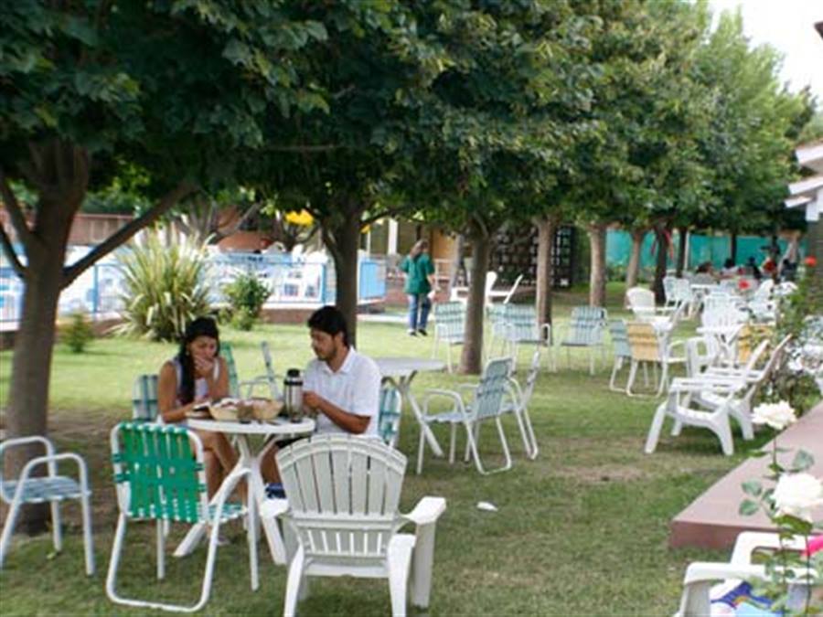 Parque con mesas y sillas | La Torre Complejo de departamentos - Villa Cura Brochero - Traslasierra