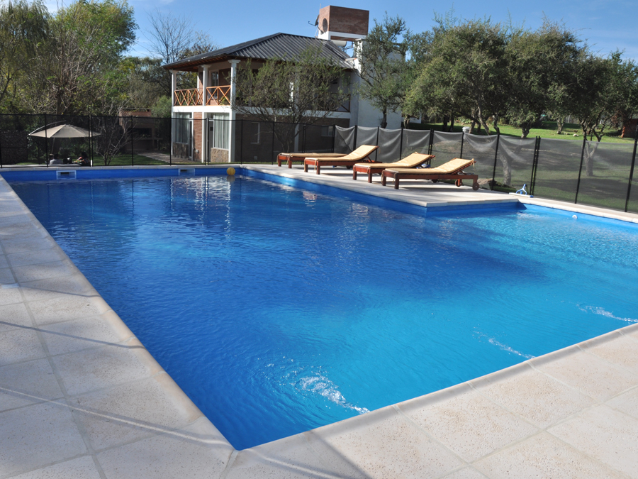 Piscina con solárium | La Aguadita Cabaña - San Lorenzo - Traslasierra Piscina con solárium | La Aguadita Cabaña - San Lorenzo - Traslasierra