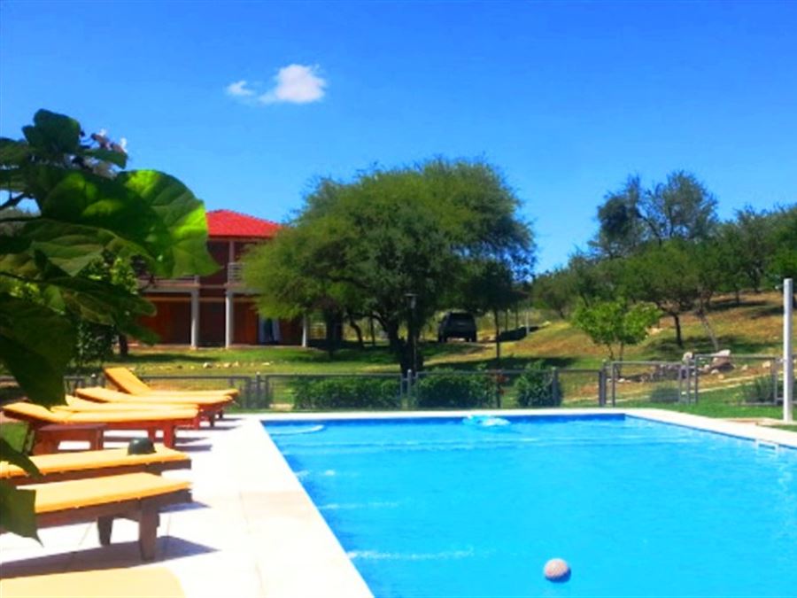 Vista lateral de piscina y solarium | La Serena cabañas - San Lorenzo - Traslasierra